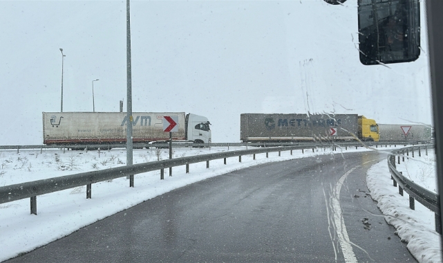 Tırların ulaşımına kar engeli