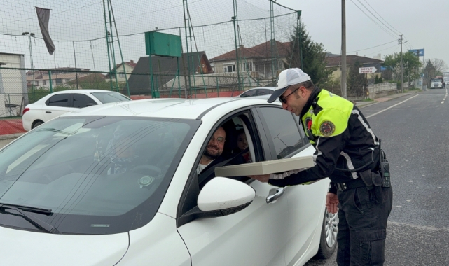 Trafik ekipleri ceza değil, çikolata dağıttı