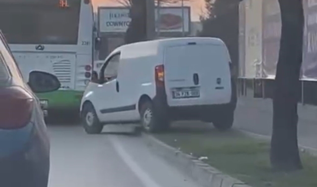 Trafikten kaçmak için kaldırımı kullandı