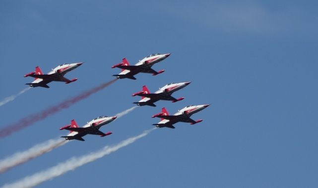 Türk Yıldızları Çanakkale semalarında nefesleri kesti
