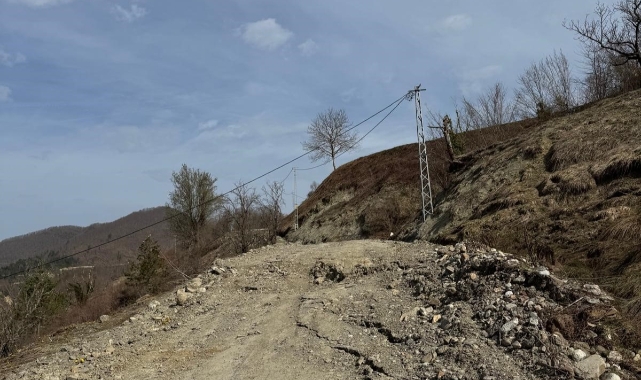 Türkeli'de heyelan köy yolunu kapattı