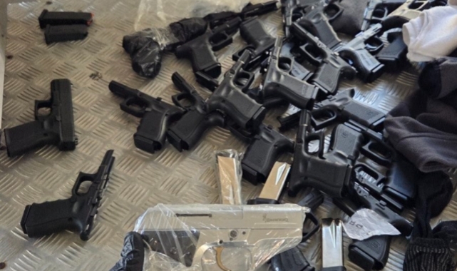 Türkiye’den Hollanda’ya giden otomobilden cephanelik ve suikast tabancaları çıktı