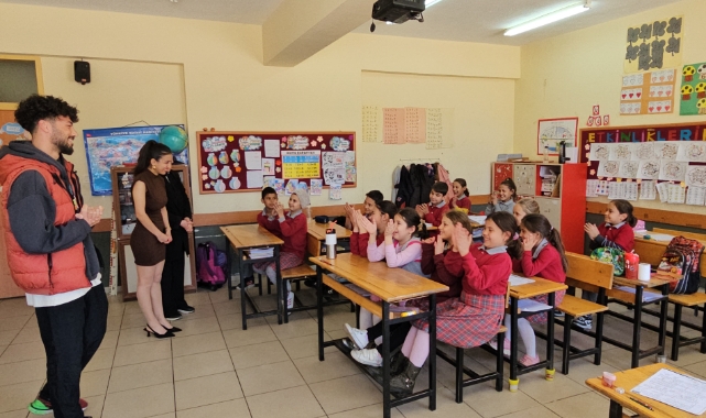 Üniversite öğrencilerinden ilkokul öğrencilerine destek