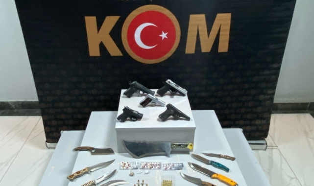 Uşak’ta ruhsatsız silah ve uyuşturucu madde ele geçirildi