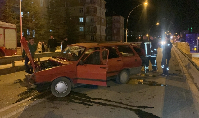 Üst geçitte iki otomobil kafa kafaya çarpıştı: 2 yaralı