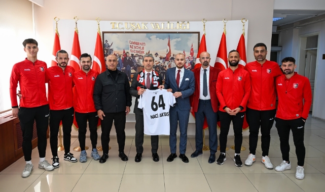 Vali Aktaş, Uşakspor oyuncularını ve teknik ekibini ağırladı