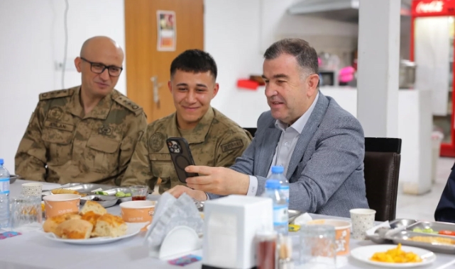 Vali Eldivan Mehmetçikle sahurda bir araya geldi