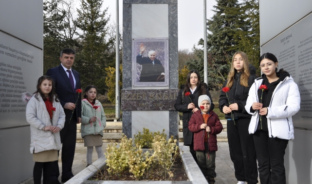 Vefatının 25'nci yılında minikler böyle andı: "O bizim İzzet Babamızdır"