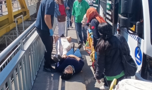 Yolcu minibüsü, otomobile çarptı 2'si Alman uyruklu turist 3 yolcu yaralandı
