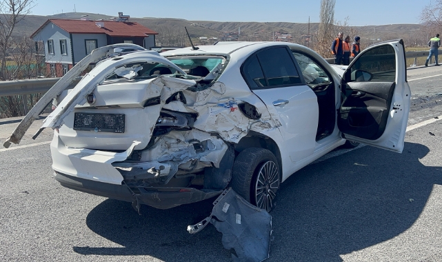 Yozgat'ta iki otomobil kafa kafaya çarpıştı: 3'ü ağır 6 yaralı