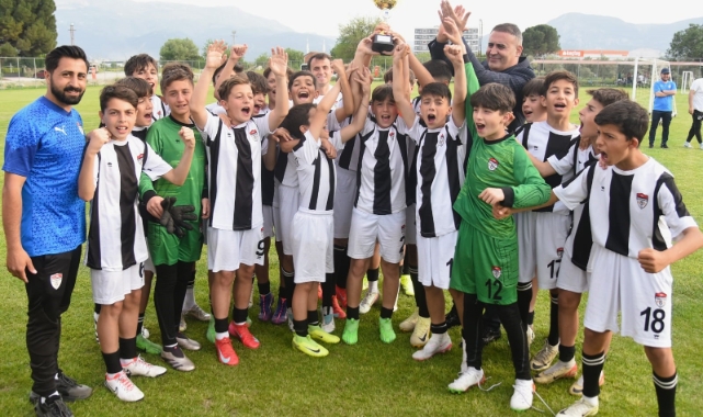 23 Nisan Futbol Turnuvası'nda kupalar sahiplerini buldu