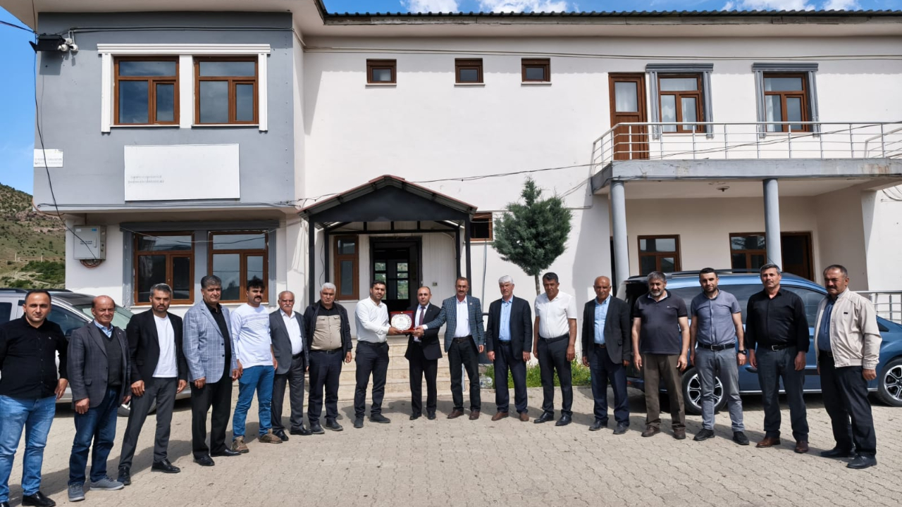 Sason'da muhtarlar memnuniyet ödülünü İlçe Özel İdare müdürüne verdi