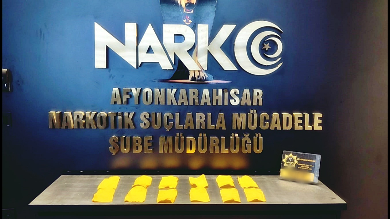 Aracın gizli bölmesinde ki uyuşturucuyu polis böyle buldu