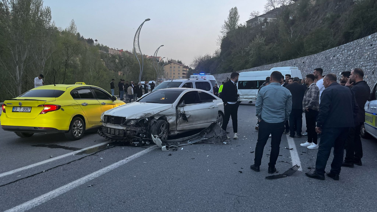Bitlis’te otomobil ile minibüs çarpıştı! 8 yaralı