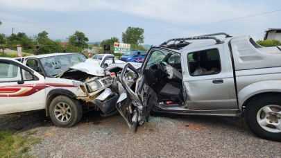Bursa’da otomobiller kafa kafaya çarpıştı: 1 ölü, 4 yaralı