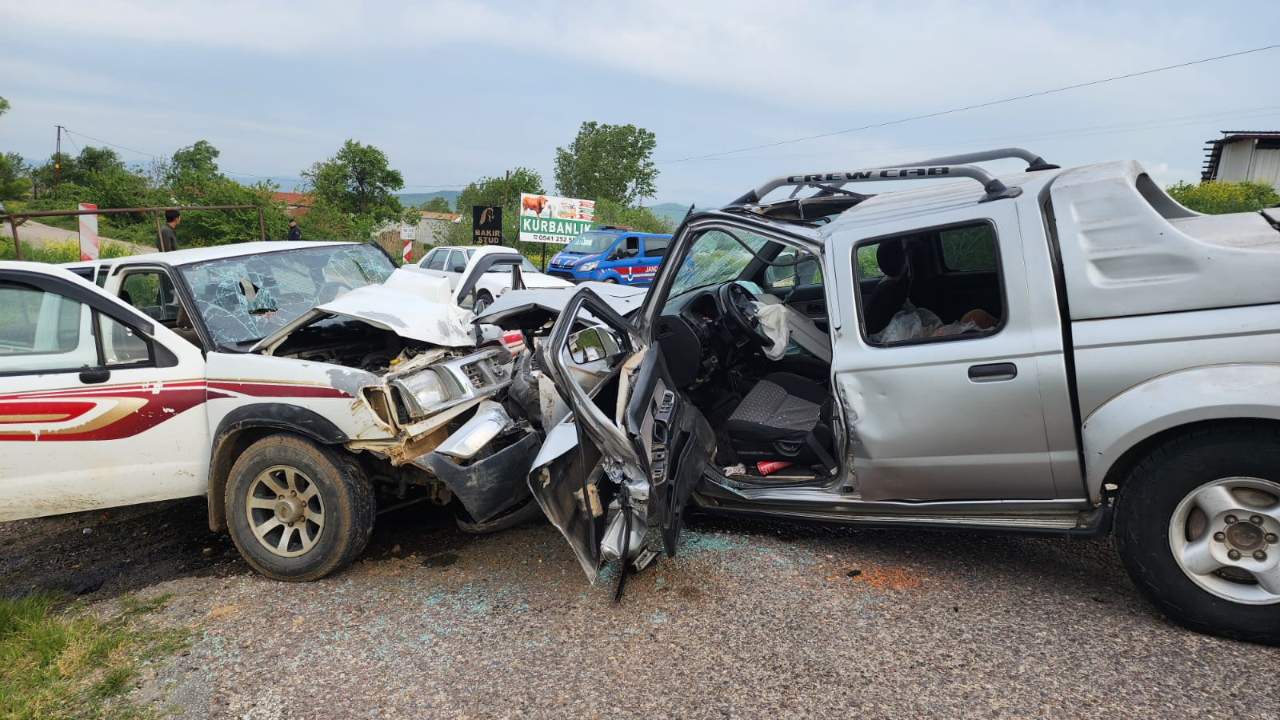 Bursa’da otomobiller kafa kafaya çarpıştı: 1 ölü, 4 yaralı