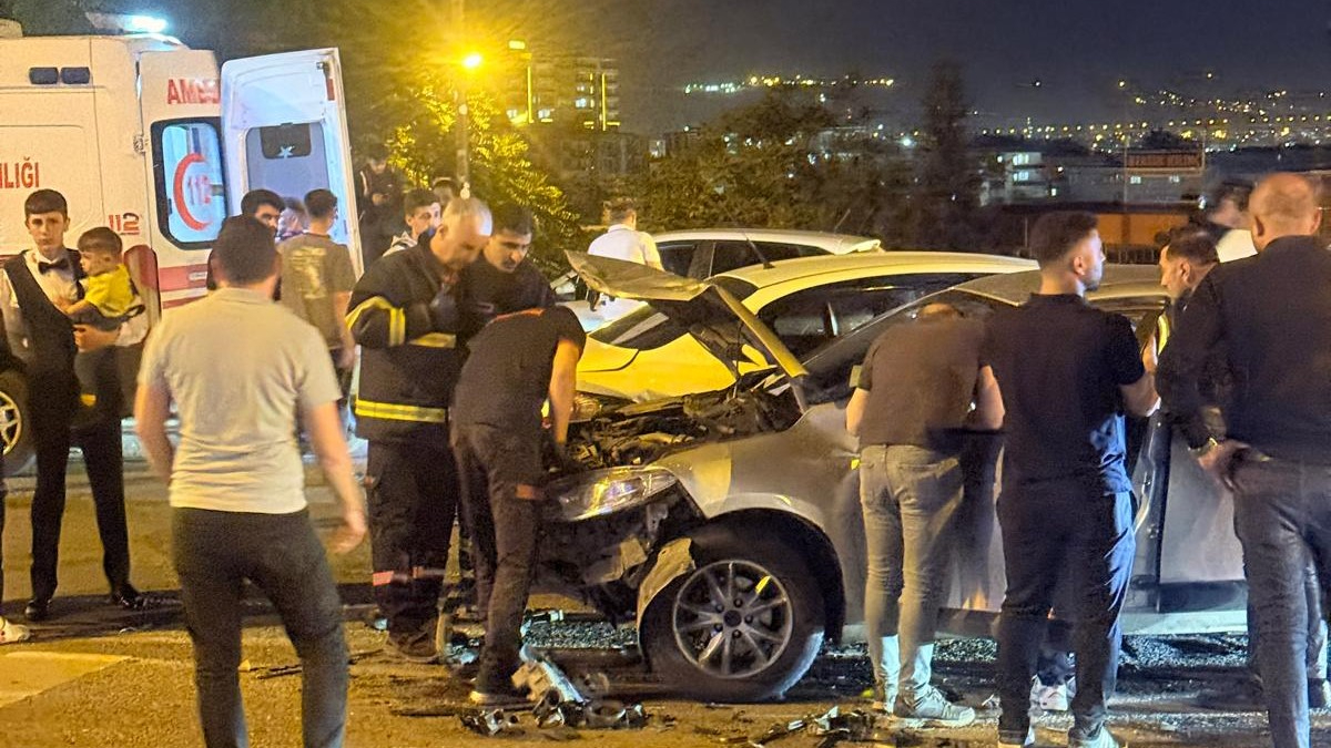 Batman'da iki otomobil çarpıştı! 4 yaralı