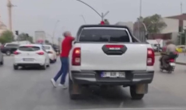 Adana'da yol verme kavgasında yaşlı adamı yumrukladı