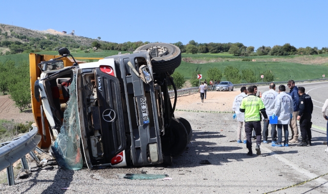 Adıyaman'da virajı alamayan tır devrildi! 1 ölü