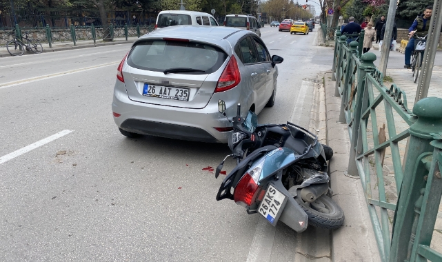 Ani fren yapan otomobile motosiklet çarptı