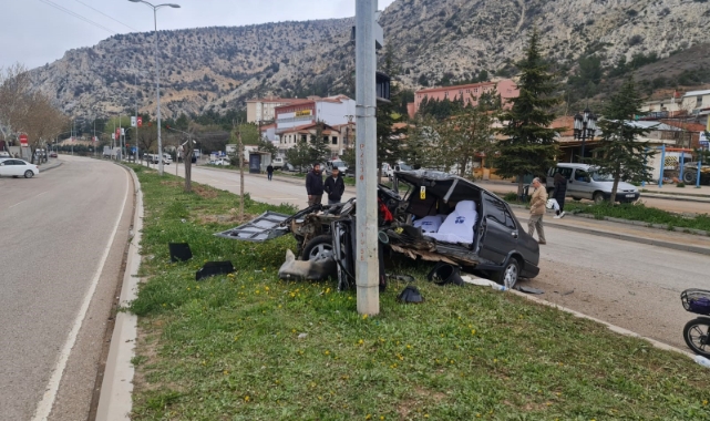Ankara'da feci kaza! Otomobil ikiye bölündü