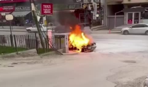 Ankara'da park halindeki otomobil yandı