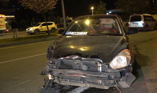 Antalya'da bariyerlere çarpan otomobilin sürücüsü yaralandı