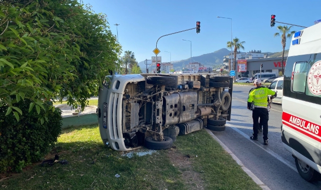 Antalya'da kamyonet devrildi! 3 yaralı