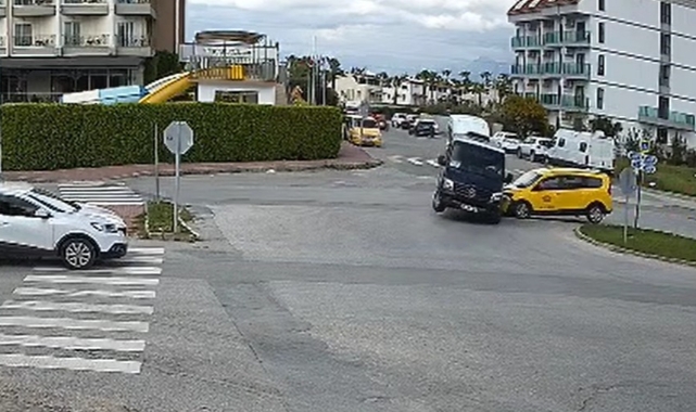 Antalya'da minibüs ile ticari taksi çarpıştı! 2'si turist 3 yaralı
