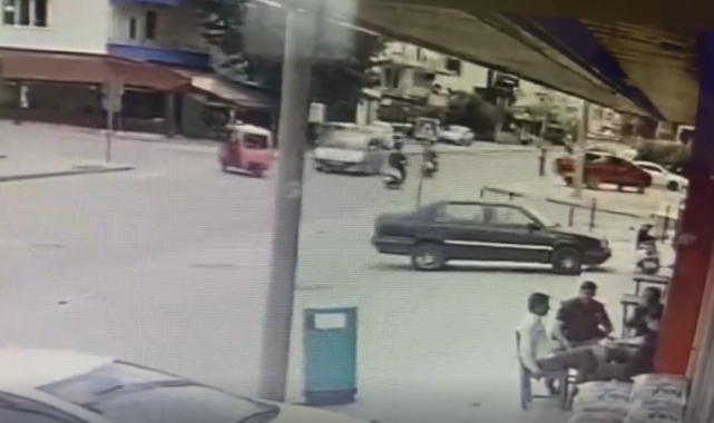 Antalya'da motosiklet ile hafif ticari araç çarpıştı