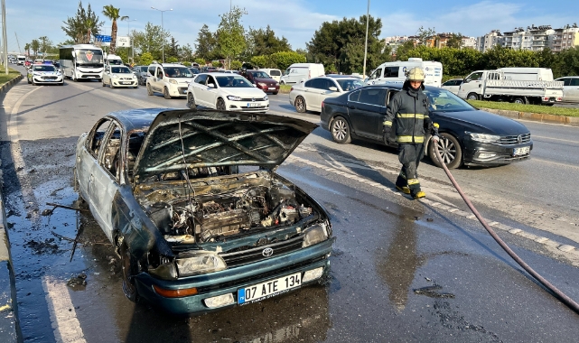 Antalya'da otomobil alevlere teslim oldu