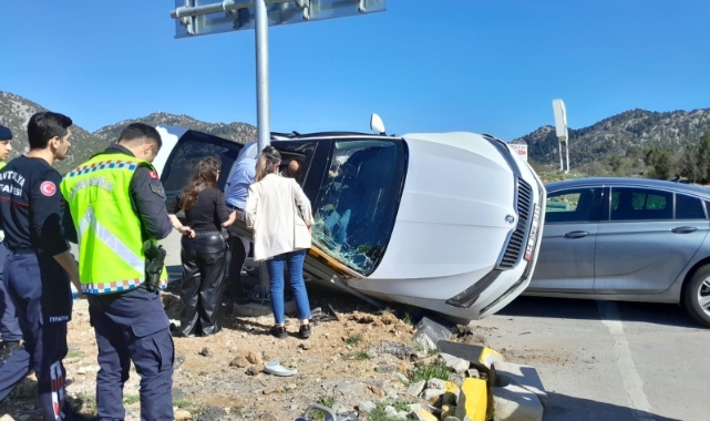 Antalya'da otomobiller çarpıştı! 2 yaralı