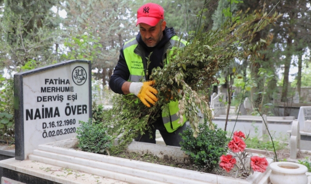 Armutlu mezarlığında bakım ve temizlik çalışması gerçekleştirildi