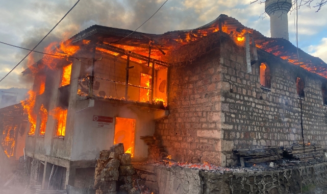 Artvin’de 4 ev, cami ve lojman yandı