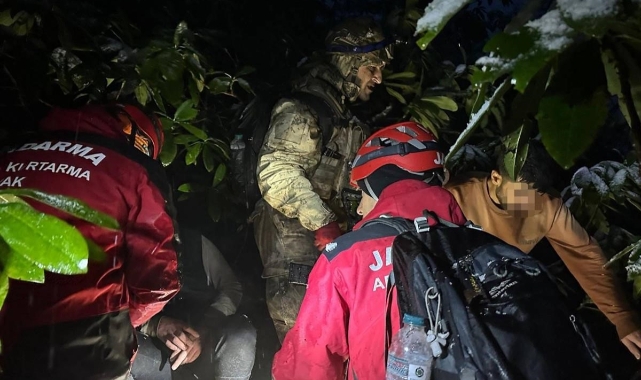 Artvin'de ülkeye kaçak yollarla giren 4 şahıs donmak üzereyken bulundu
