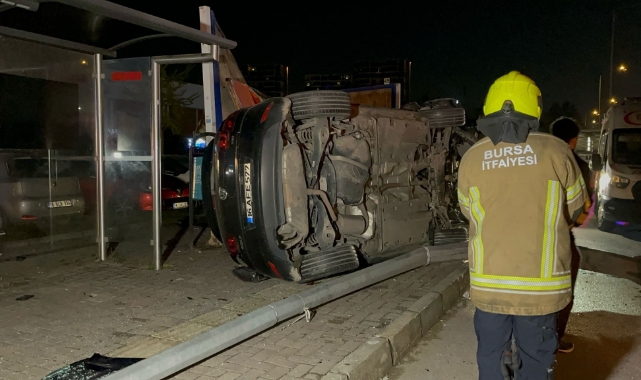 Aydınlatma direğine ve reklam panosuna çarpan araç takla attı