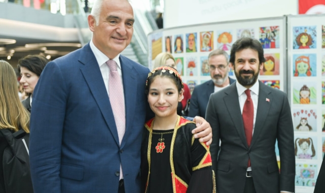 Bakan Ersoy 'İstiklal Yolu-Mutlu Çocuk Yüzleri' sergisinin açılışına katıldı
