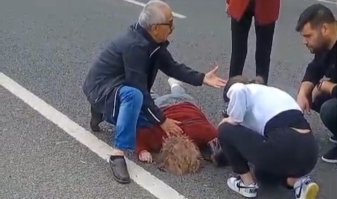 Balıkesir'de otomobilin çarptığı yaşlı kadın ağır yaralandı