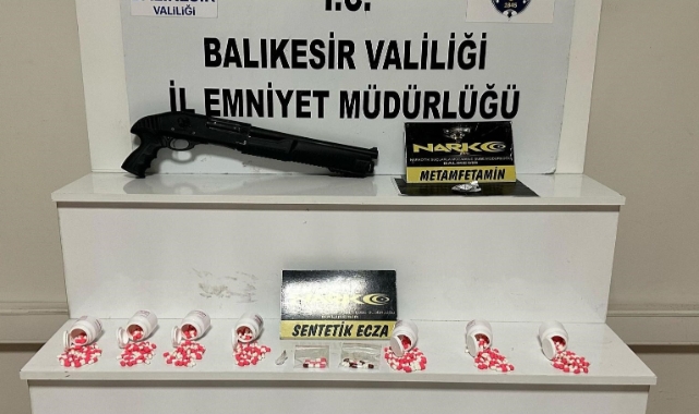 Balıkesir'de uyuşturucu operasyonu! 833 adet sentetik ecza hap ele geçirildi