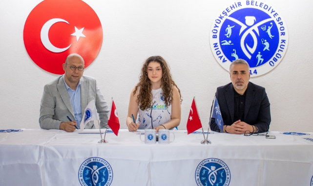 Başarılı voleybolcu 18 yaşına girdiği gün profesyonel sözleşme imzaladı