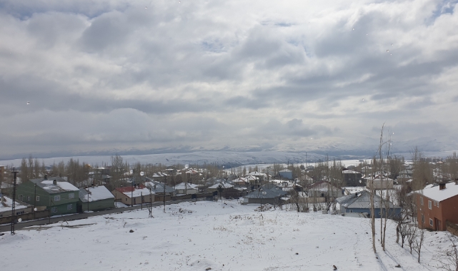 Başkale baharda dondu