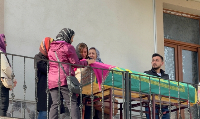 Bayram tatilinden dönen öğretmen aile son yolculuğuna uğurlandı