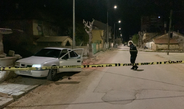 Bıçaklandıktan sonra aracıyla hastaneye giderken kaza yaptı: 1 ölü