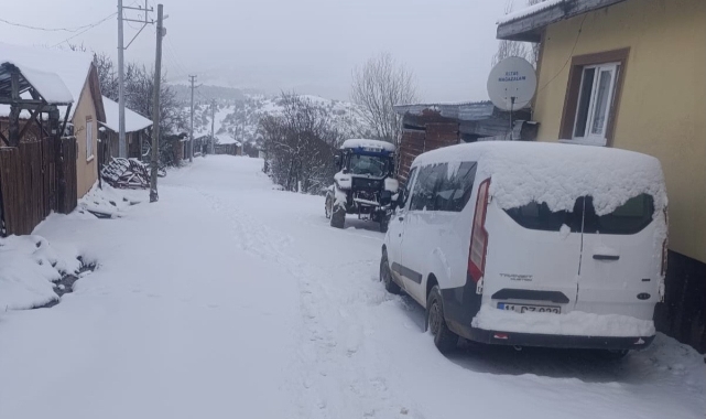 Bilecik'teki kar bazı köy yollarını ulaşıma kapattı