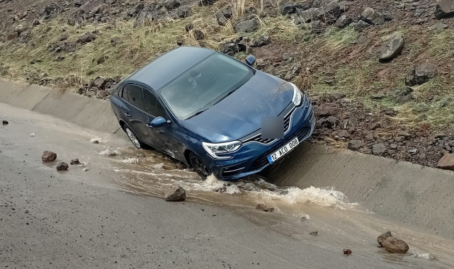 Bingöl-Elazığ karayolunda otomobil kaza yaptı: 4 yaralı