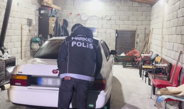 Bitlis'te köpeklerin altına gizlenmiş uyuşturucu madde ele geçirildi