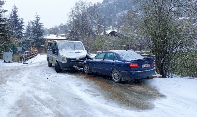 Bolu'da buz tutan yolda kafa kafaya çarpıştılar
