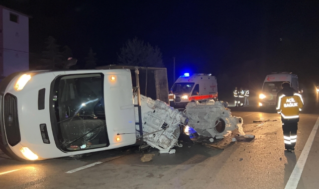 Burdur-Antalya karayolunda kamyonet devrildi! 2 yaralı