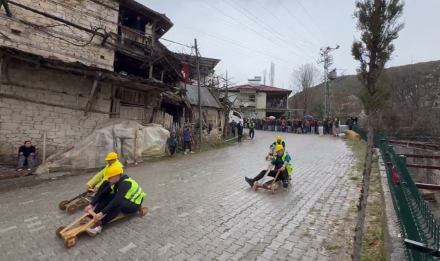 Burdur'da geleneksel tahta araba yarışı nefesleri kesti