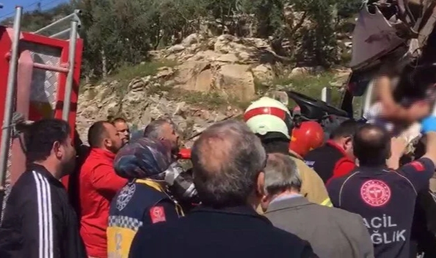 Bursa'da 2 Tır kafa kafaya çarpıştı:1'i ağır 2 yaralı